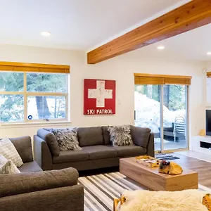  Holiday home In Out, Great Location, Free Shuttle Bus